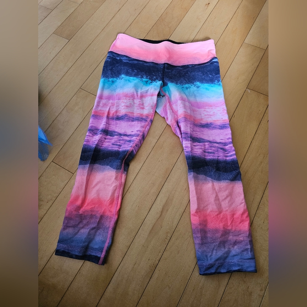 RARE Lululemon Beach scape crops in perfect condition